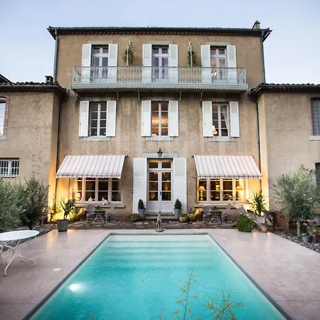 Du Palais Bed and Breakfast *