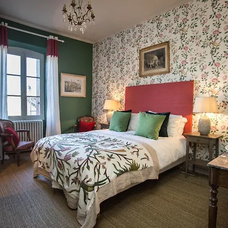 Du Palais Bed and Breakfast *