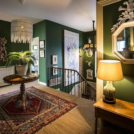 Du Palais Bed and Breakfast *