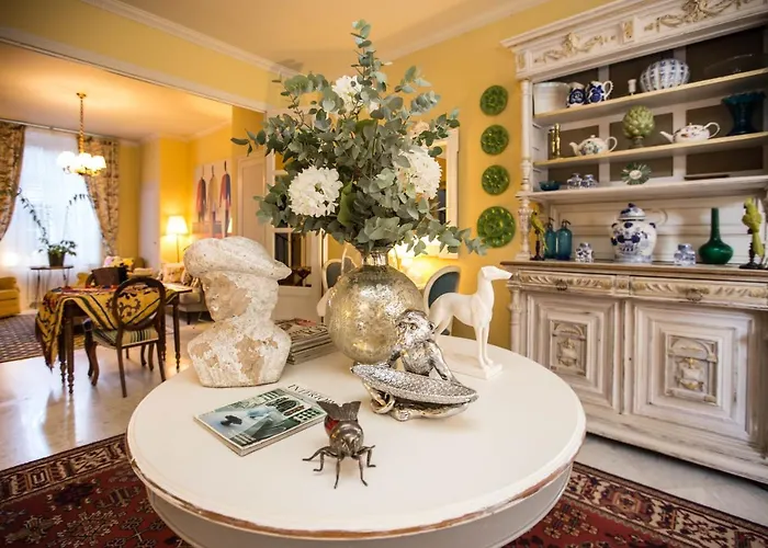 Du Palais Bed & Breakfast 4*